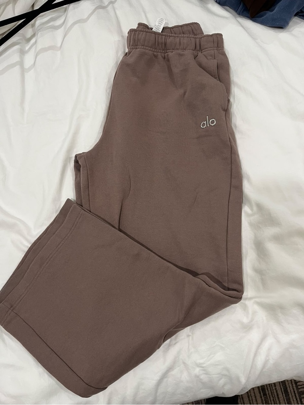 ALO Yoga women’s cozy Jogger Sweatpants in Taupe size L